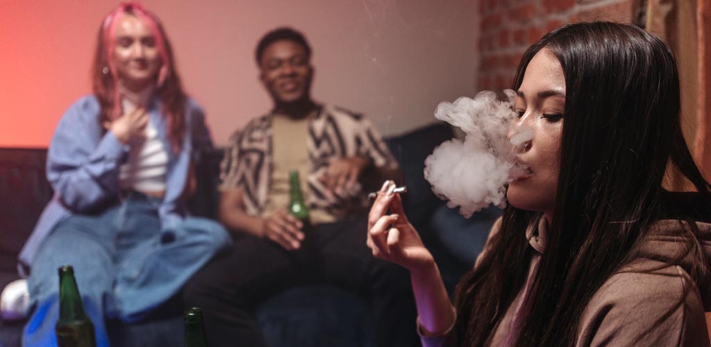 gente sofa bebiendo y fumando alcohol y drogas 1 -ASAREX-