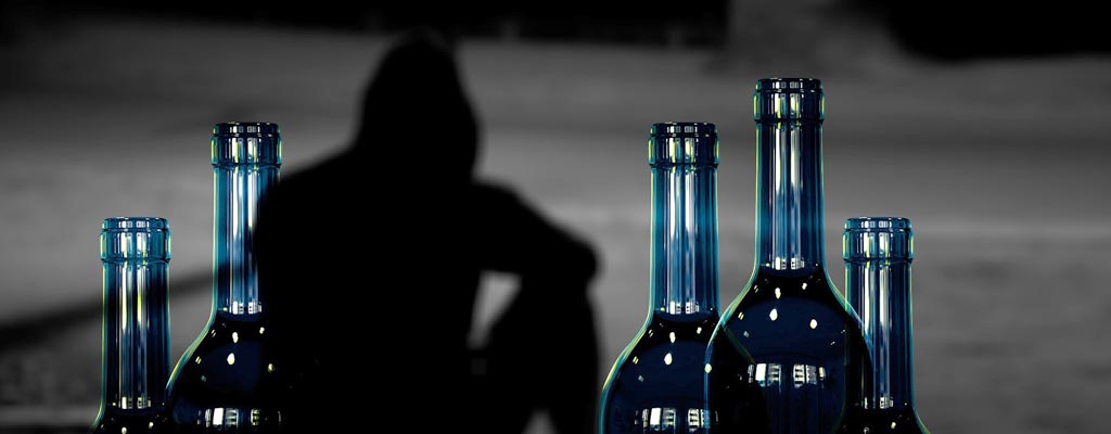 diremos algo sobre dependencia hombre con botellas asarex