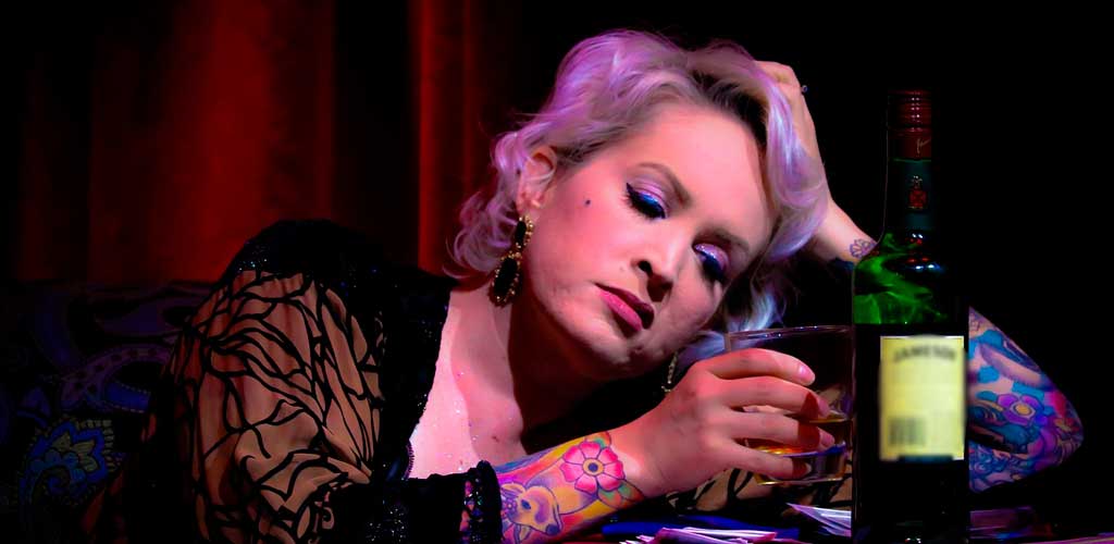 Mujer bebiendo un alcohólico dice Asarex