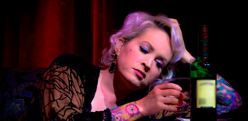 mujer bebiendo El Impacto Mortal del Alcohol en las Mujeres Asarex