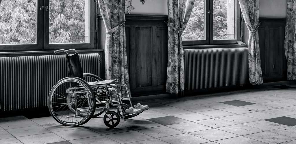 silla ruedas blanco y negro Alcoholismo en Personas con Discapacidades Asarex