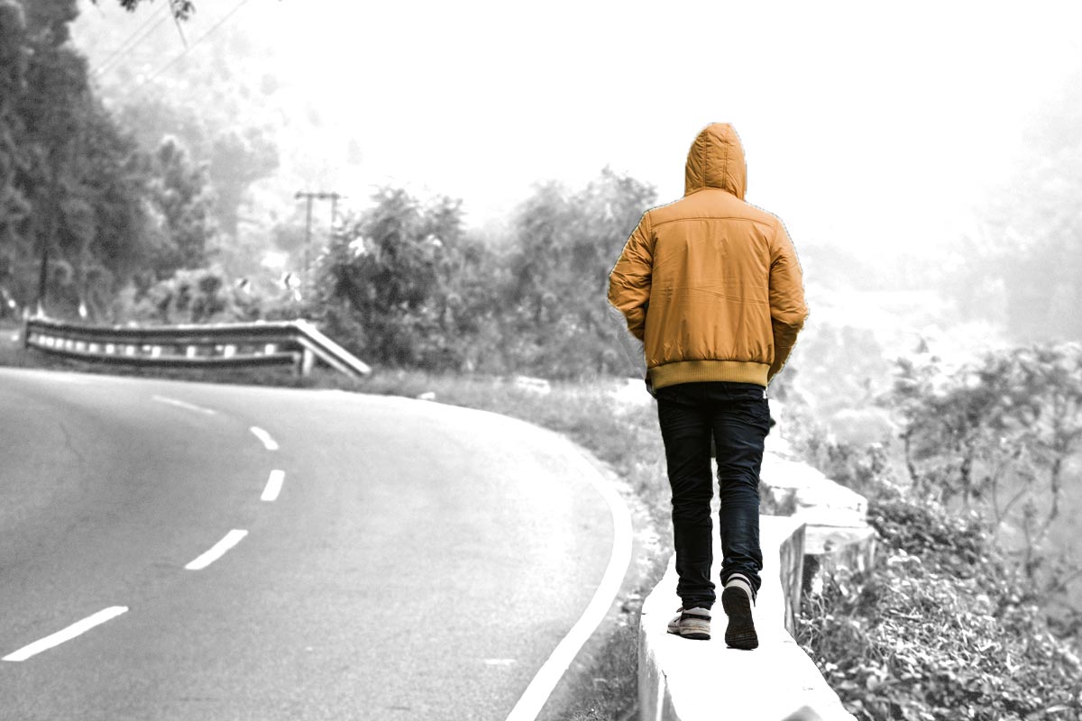 usuario caminante e color fondo blanco y negro Asarex